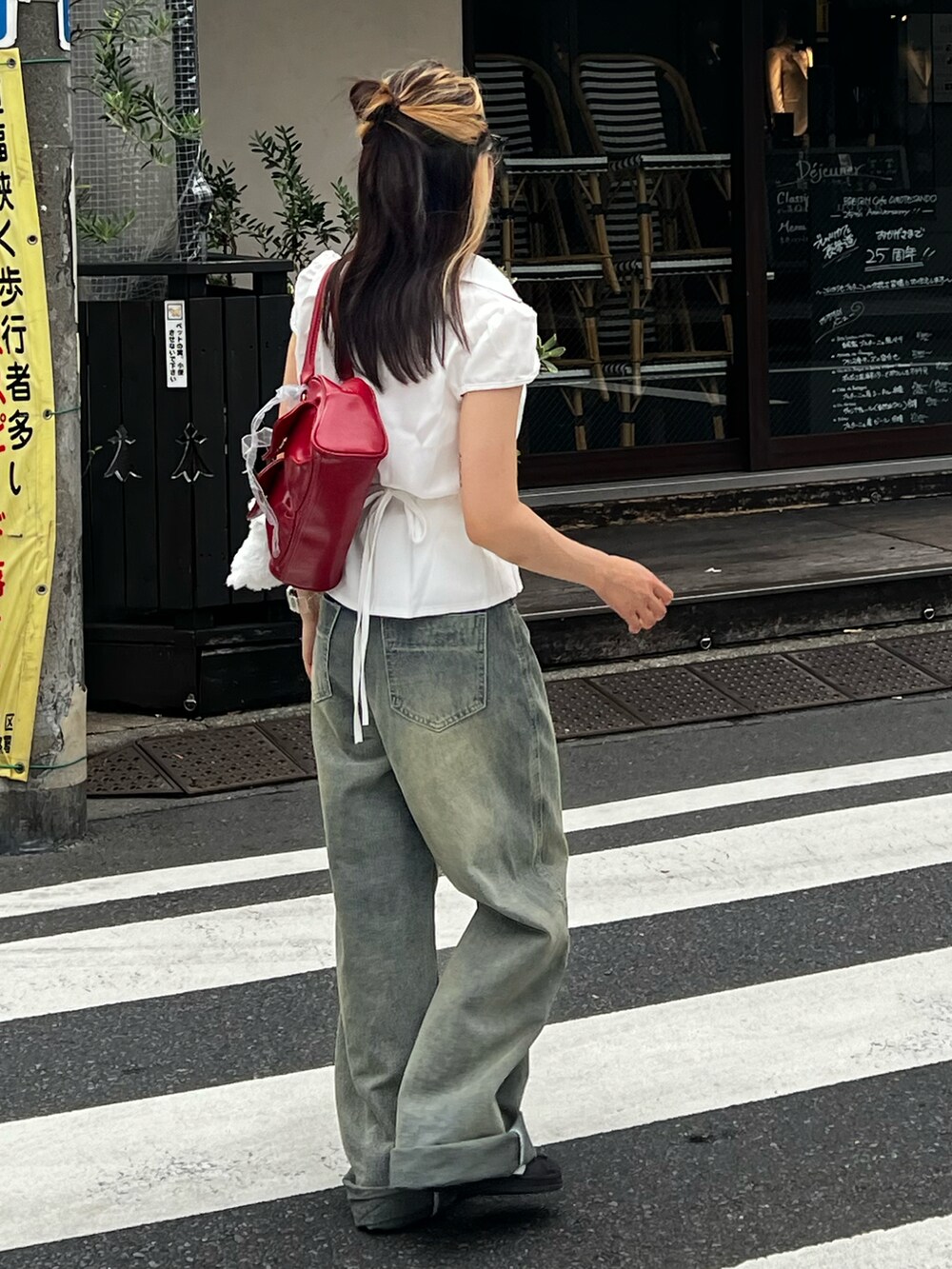 「シャツスタイル、シャツコーデ、ギークファッション、大人コーデ、シンプルスタイル、カジュアルコーデ、韓国コーデ、デニムコーデ、ZOZOTOWN」｜「HALEY PESCAのHALEY PESCA/ギャザー風デザイン　タイトミニシャツ（シャツ/ブラウス、ホワイト系）」を使った、haleypescaさん（レディース・148cm）の夏コーディネートの3枚目の写真