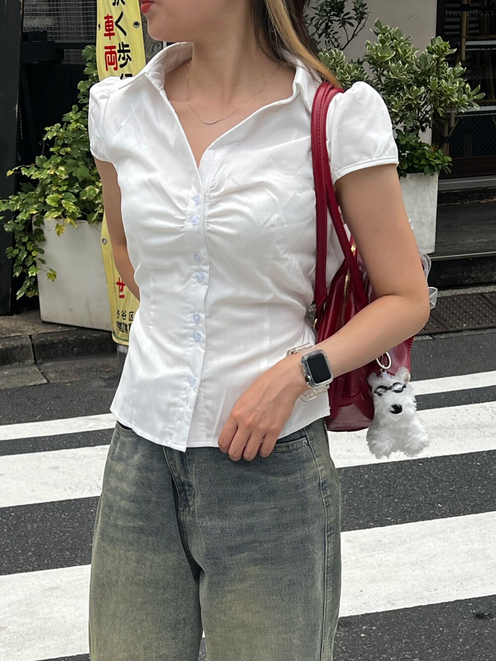 「シャツスタイル、シャツコーデ、ギークファッション、大人コーデ、シンプルスタイル、カジュアルコーデ、韓国コーデ、デニムコーデ、ZOZOTOWN」｜「HALEY PESCAのHALEY PESCA/ギャザー風デザイン　タイトミニシャツ（シャツ/ブラウス、ホワイト系）」を使った、haleypescaさん（レディース・148cm）の夏コーディネートの4枚目の写真