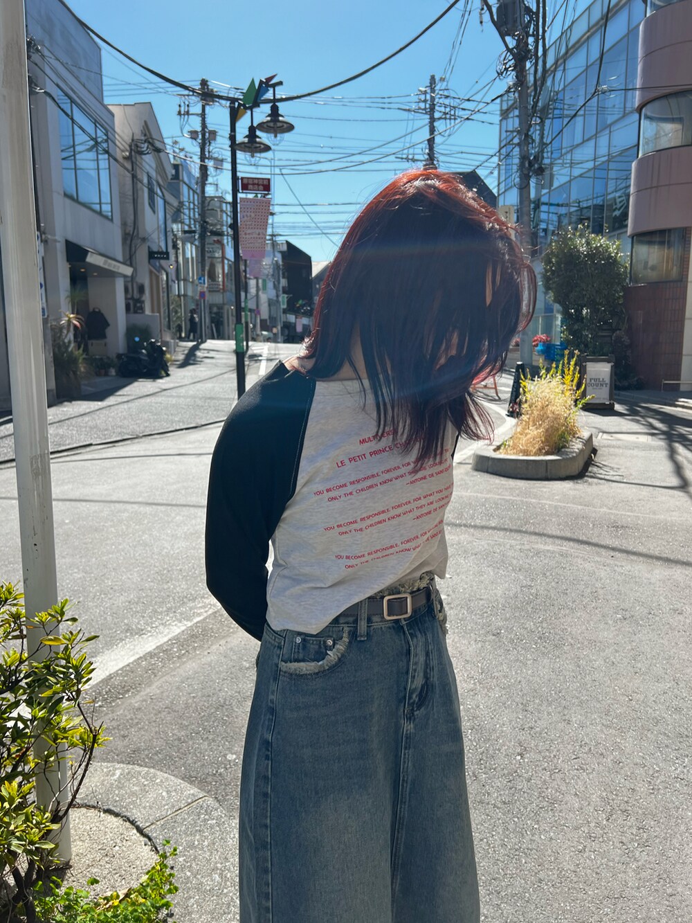 「春ファッション、シンプルコーデ、スカートスタイル、デニムスカート、ラグランTシャツ、カジュアルコーデ、韓国コーデ、ZOZOTOWN」｜「HALEY PESCAのHALEY PESCA/英字プリント　ショート丈ラグランカットソー（Tシャツ/カットソー、その他）」を使った、haleypescaさん（レディース・148cm）の春コーディネートの2枚目の写真