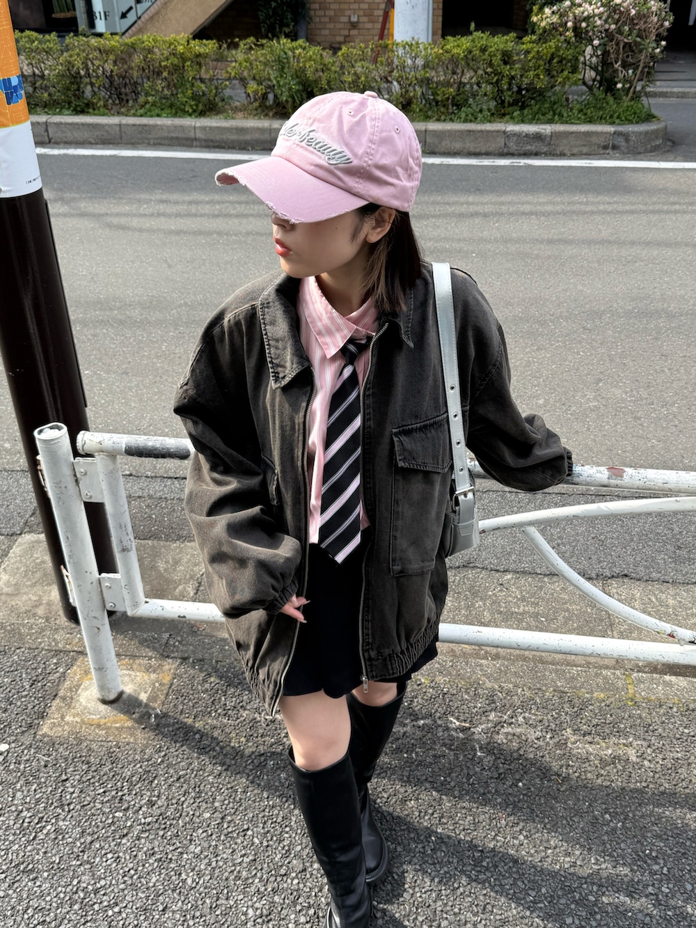 「ピンクシャツ、お出かけコーデ、休日スタイル、キャップ、ストライプシャツ、春コーデ、ジャケットスタイル、ZOZOTOWN」｜「MEMECLEの【 MEMECLE / メメクル 】Y2K 迷彩 ストリートダメージキャップ（キャップ、ピンク系）」を使った、haleypescaさん（レディース・148cm）の春コーディネートの2枚目の写真