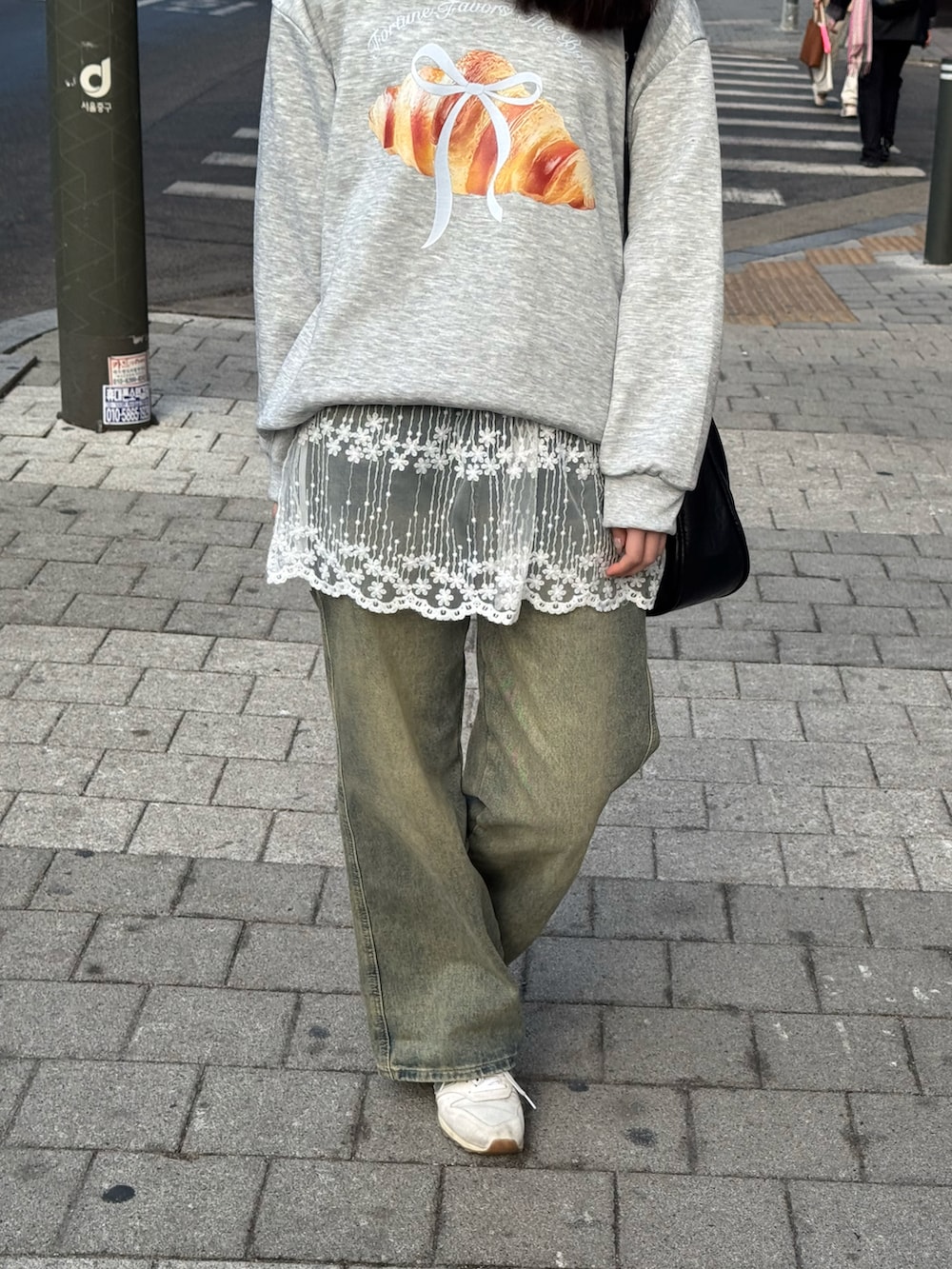 「春めき満開コーデ、スウェット、スウェットコーデ、レーススカート、レイヤードスタイル、春コーデ、春服、カジュアルコーデ、韓国コーデ、おでかけコーデ、甘めカジュアル」｜「HALEY PESCAのHALEY PESCA/レース巻きスカート（スカート、ホワイト系）」を使った、haleypescaさん（レディース・165cm）の春コーディネートの2枚目の写真