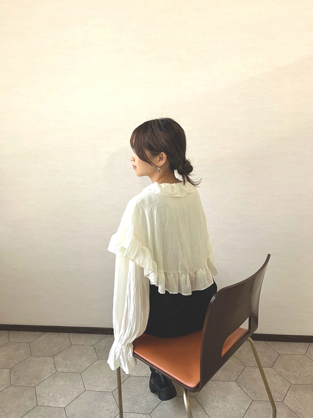 ホワイト系のシャツ/ブラウス、グリーン系のその他パンツ、グリーン系のブーツを着用したレディースの秋コーディネートの4枚目の写真