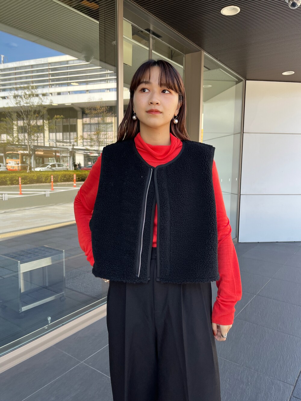 ブラック系のその他アウター、ブラック系のその他パンツ、ブラック系のスニーカーを着用したレディースの冬コーディネートの4枚目の写真