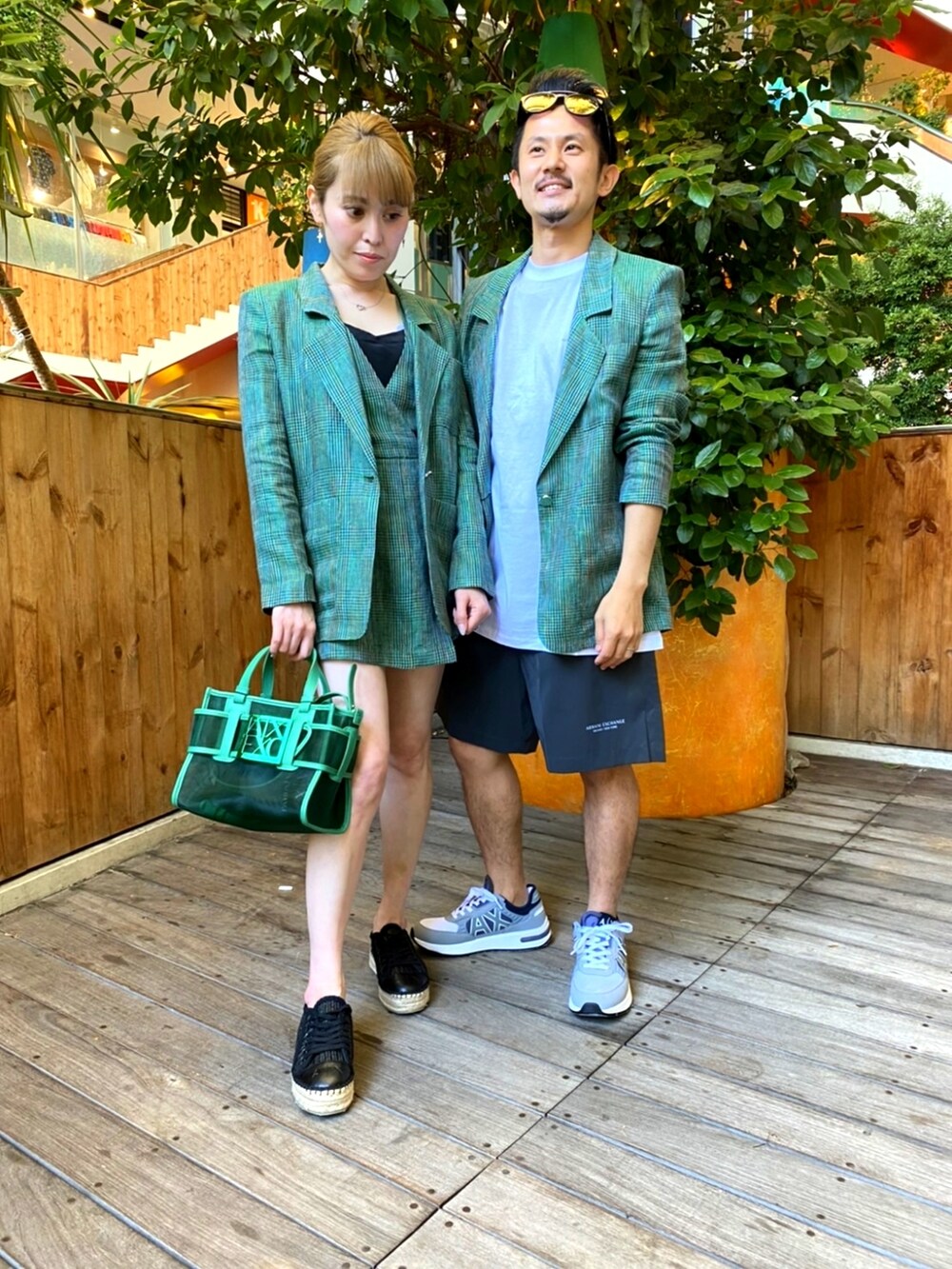 グリーン系のテーラードジャケット、グリーン系のつなぎ/オールインワン、グリーン系のトートバッグを着用したメンズの夏コーディネートの4枚目の写真