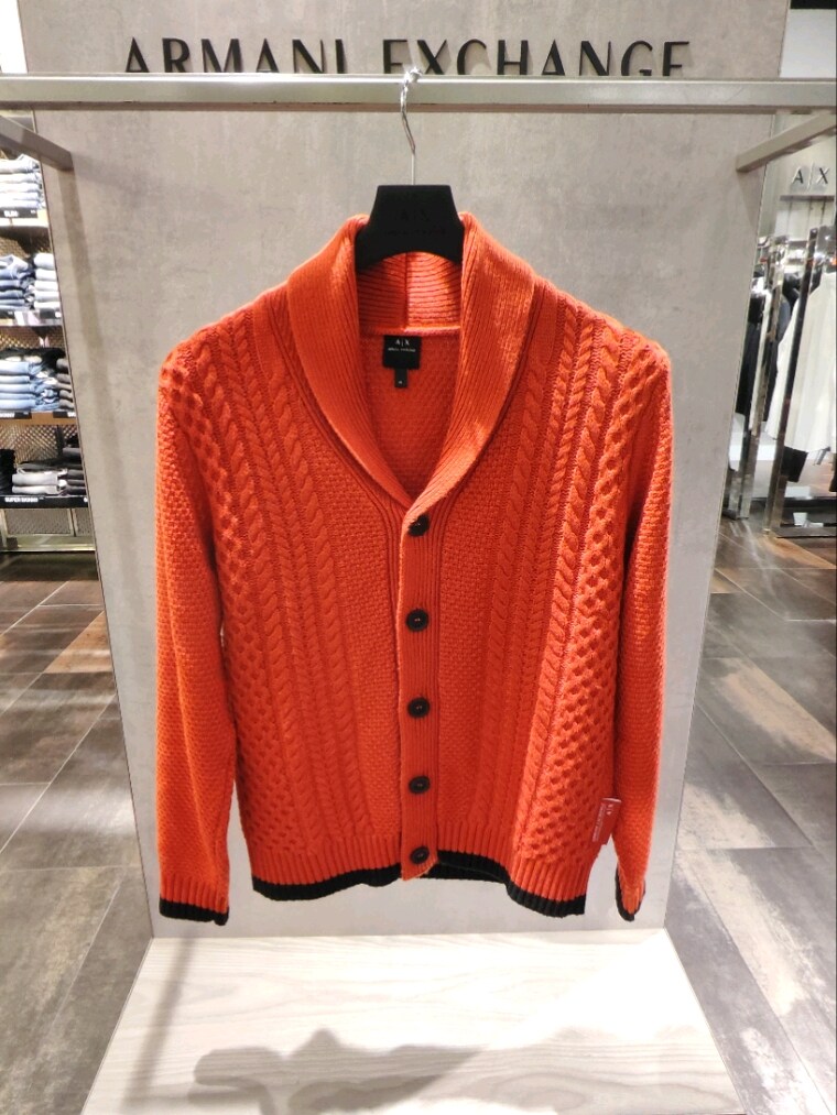 「秋コーデ、アルマーニエクスチェンジ、armaniexchange、デニム、AXchanger、AXchange、秋服コーデ、AXSmiley、カーディガン、オレンジ、ニットコーデ、きれいめカジュアル、大人カジュアル、カジュアルコーデ、スニーカーコーデ」｜「ARMANI EXCHANGEの【A|X アルマーニ エクスチェンジ】ロゴデザイン　スウェットパーカ（スウェット、ベージュ系）」を使った、🇮🇹りょーちん🇮🇹さん（メンズ・160cm）の秋コーディネートの3枚目の写真