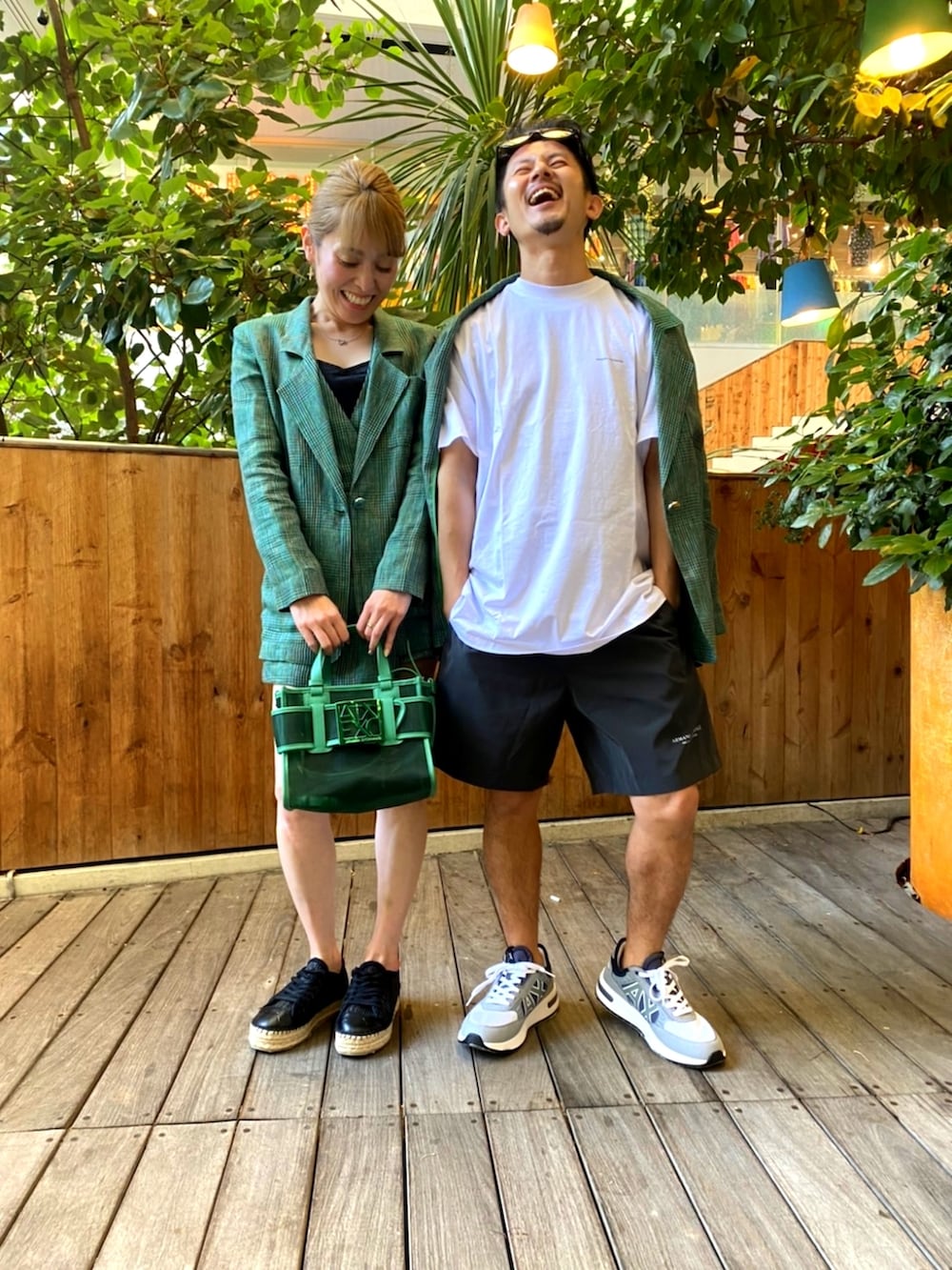 グリーン系のテーラードジャケット、グリーン系のつなぎ/オールインワン、グリーン系のトートバッグを着用したメンズの夏コーディネートの3枚目の写真