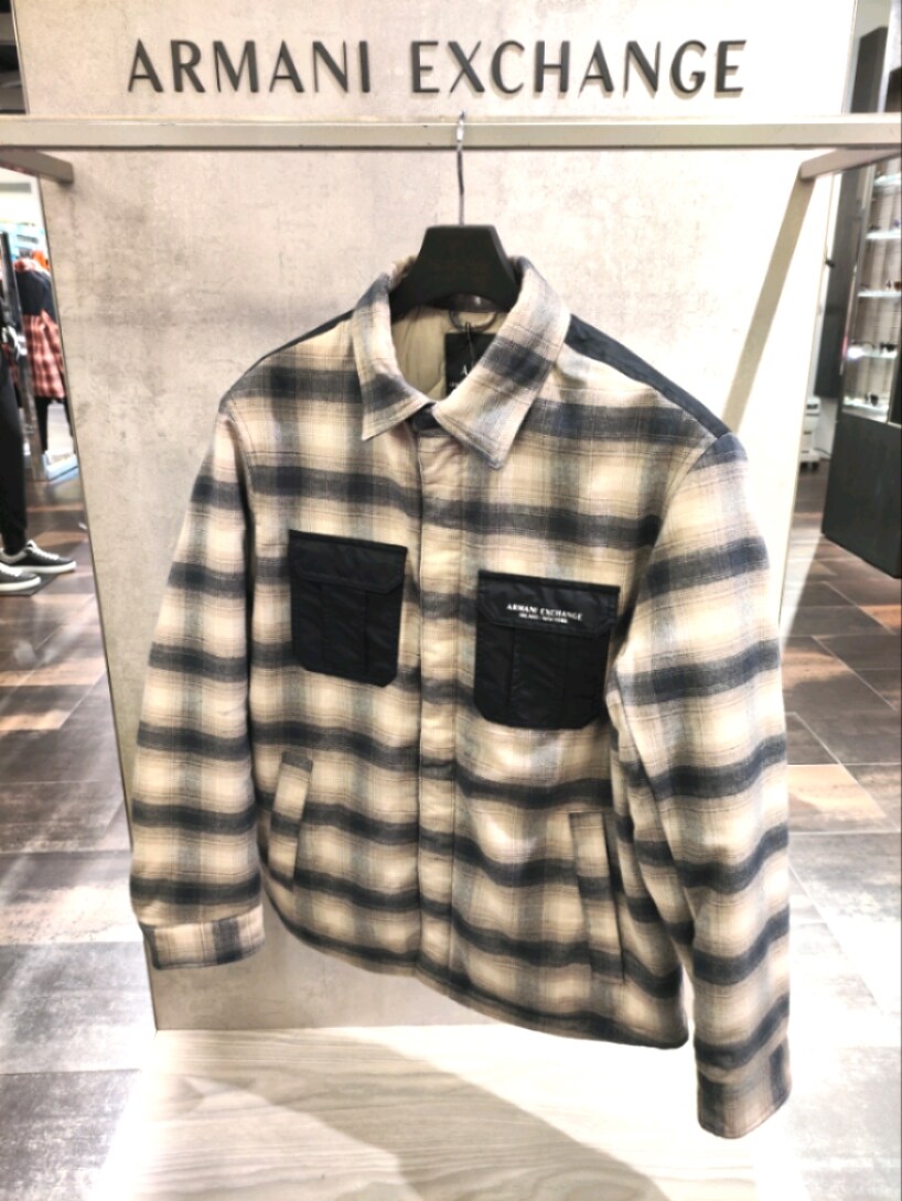 「大人コーデ、armaniexchange、AXchanger、AXchange、ARMANIworld、WelcomeARMANI、お洒落さんとつながりたい、CPOジャケット、ジーンズ、ニットカーディガン、ベージュ、オーバーサイズ、ビッグシルエット、秋のコーデ、ニットコーデ」｜「ARMANI EXCHANGEの【A|X アルマーニ エクスチェンジ】チェックデザイン　シャツジャケット（その他アウター、ホワイト系）」を使った、🇮🇹りょーちん🇮🇹さん（メンズ・160cm）の秋コーディネートの4枚目の写真
