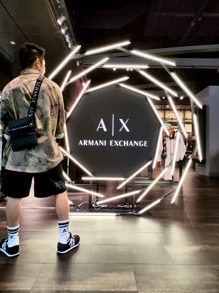 「休日スタイル、カモフラ、真夏のアクティブスタイル、アルマーニエクスチェンジ、armaniexchange、AXchanger、AXchange、メンズコーデ、ストリートコーデ、ショートパンツ、スニーカーコーデ、おしゃれさんと繋がりたい、ファッションの力を信じよう、秋服準備はじめました、オトナカジュアル」|「ARMANI EXCHANGEの【A|X アルマーニ エクスチェンジ】カモフラージュ柄 長袖シャツ/REGULAR(シャツ/ブラウス、ブラウン系)」を使った、🇮🇹りょーちん🇮🇹さん(メンズ・160cm)の夏コーディネートの3枚目の写真