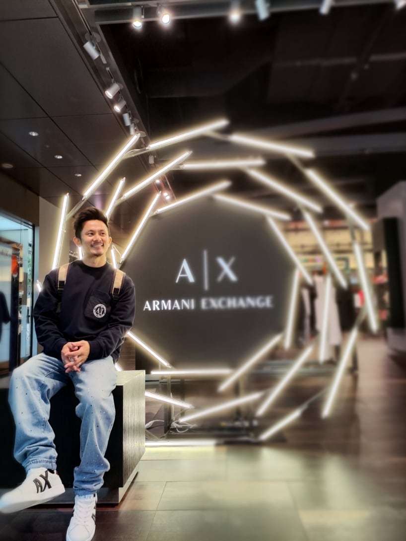「armaniexchange、AXchanger、アルマーニエクスチェンジ、AXchange、ジーンズ、スウェット、スニーカーコーデ、カジュアルコーデ、ラフコーデ、バックパック、大人コーデ、ストリートMIX」｜「ARMANI EXCHANGEの【A|X アルマーニ エクスチェンジ】AXロゴポケット　スウェットプルオーバー（スウェット、ブルー系）」を使った、🇮🇹りょーちん🇮🇹さん（メンズ・160cm）の夏コーディネートの3枚目の写真
