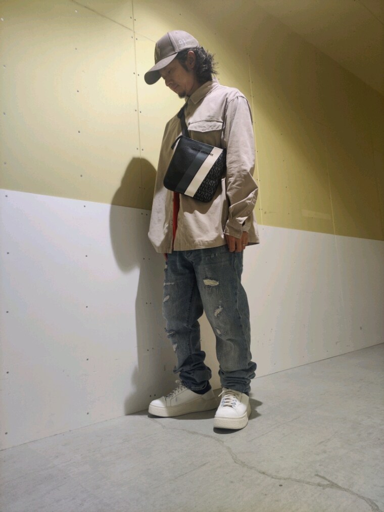 「カーキ、シンプルコーデ、おしゃれさんと繋がりたい、armaniexchange、アルマーニエクスチェンジ、AXchange、AXchanger、休日スタイル、オトナカジュアル、大人カジュアル、ootd、ビッグシルエット、シャツスタイル、デニム、ベージュ」｜「ARMANI EXCHANGEの【A|X アルマーニ エクスチェンジ】長袖コーデュロイシャツ/LOOSE（シャツ/ブラウス、ベージュ系）」を使った、🇮🇹りょーちん🇮🇹さん（メンズ・160cm）の秋コーディネートの2枚目の写真