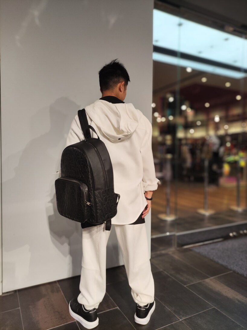 「アルマーニエクスチェンジ、armaniexchange、AXchanger、AXchange、シンプル、バケットハット、オトナカジュアル、ootd、ストリート、大人カジュアル、オーバーサイズ、ビッグシルエット、バックパック、スニーカー、モノトーン」｜「ARMANI EXCHANGEの【A|X アルマーニ エクスチェンジ】フード付きデニムシャツ/LOOSE（シャツ/ブラウス、ホワイト系）」を使った、🇮🇹りょーちん🇮🇹さん（メンズ・160cm）の秋コーディネートの2枚目の写真