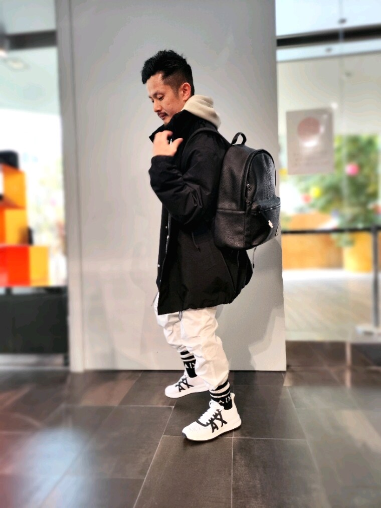 「armaniexchange、アルマーニエクスチェンジ、AXchanger、AXchange、スプリングコート、白パンツ、ジョガーパンツ、スニーカーコーデ、パーカー、ソックス、オトナカジュアル、ストリートコーデ、バックパック、ビッグシルエット、スポーツミックス」｜「ARMANI EXCHANGEの【A|X アルマーニ エクスチェンジ】A|Xロゴ　トレンチコート（ステンカラーコート、ブラック系）」を使った、🇮🇹りょーちん🇮🇹さん（メンズ・160cm）の春コーディネートの2枚目の写真