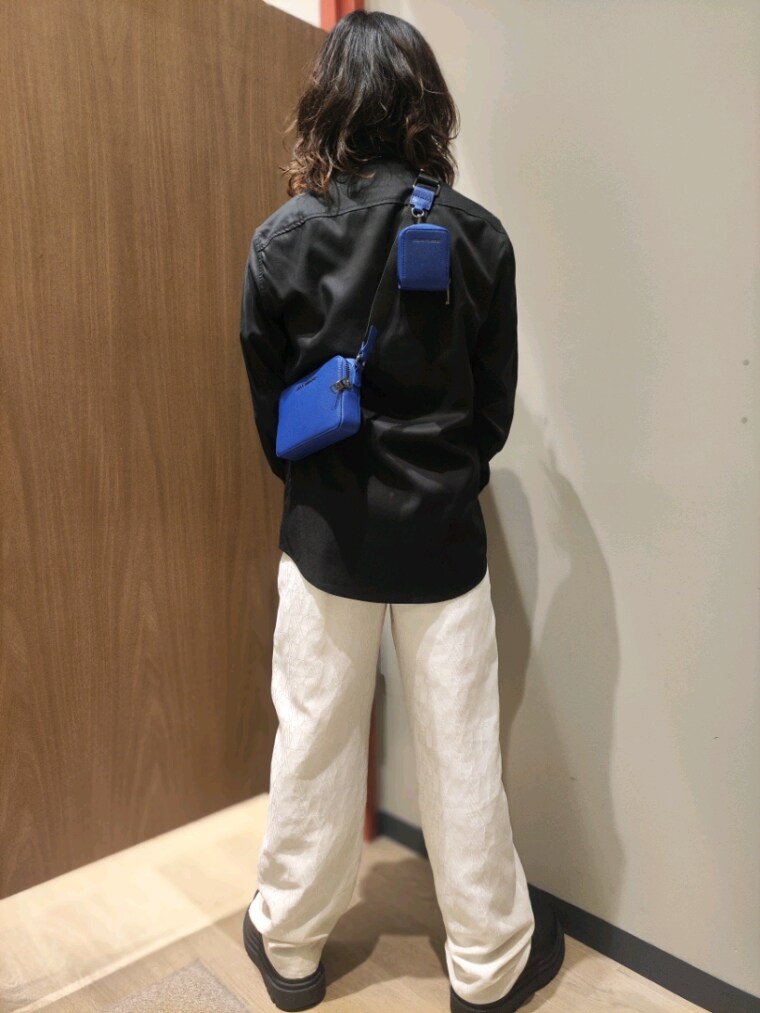 ブルー系のショルダーバッグ、ブラック系のドレスシューズ、ブラック系のシャツ/ブラウスを着用したメンズの夏コーディネートの2枚目の写真