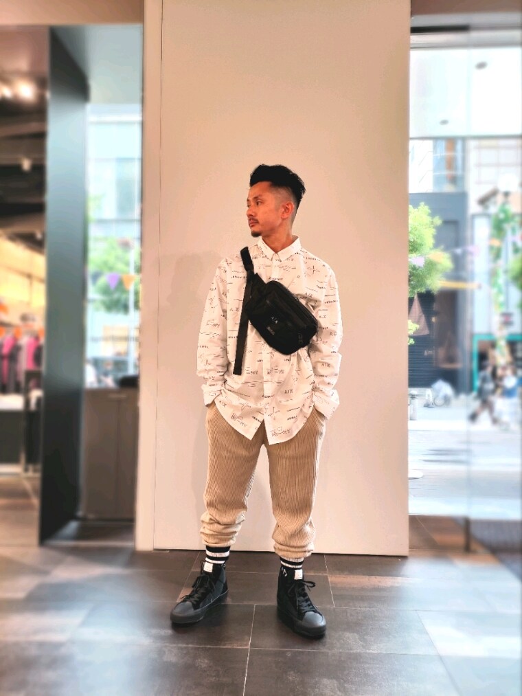 ホワイト系のシャツ/ブラウス、ブラック系のボディバッグ/ウエストポーチ、ベージュ系のスウェットパンツを着用したメンズの秋コーディネートの3枚目の写真