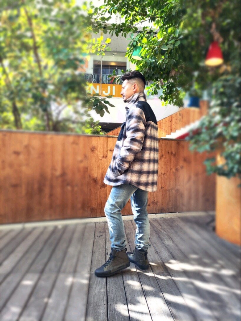 「大人コーデ、armaniexchange、AXchanger、AXchange、ARMANIworld、WelcomeARMANI、お洒落さんとつながりたい、CPOジャケット、ジーンズ、ニットカーディガン、ベージュ、オーバーサイズ、ビッグシルエット、秋のコーデ、ニットコーデ」｜「ARMANI EXCHANGEの【A|X アルマーニ エクスチェンジ】チェックデザイン　シャツジャケット（その他アウター、ホワイト系）」を使った、🇮🇹りょーちん🇮🇹さん（メンズ・160cm）の秋コーディネートの2枚目の写真