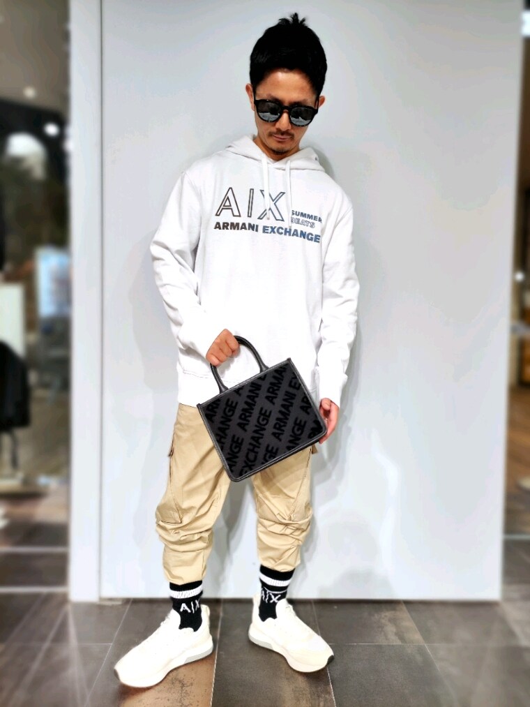 「アルマーニエクスチェンジ、armaniexchange、AXchanger、AXchange、パーカー、ミリタリー、スニーカーコーデ、カーゴパンツ、ビッグシルエット、休日コーデ、休日スタイル、ストリート、お洒落さんとつながりたい、低身長、ラフ」｜「ARMANI EXCHANGEの【A|X アルマーニ エクスチェンジ】SUMMER BEATS　A|Xロゴ　スウェットパーカー（パーカー、ホワイト系）」を使った、🇮🇹りょーちん🇮🇹さん（メンズ・160cm）の春コーディネートの2枚目の写真