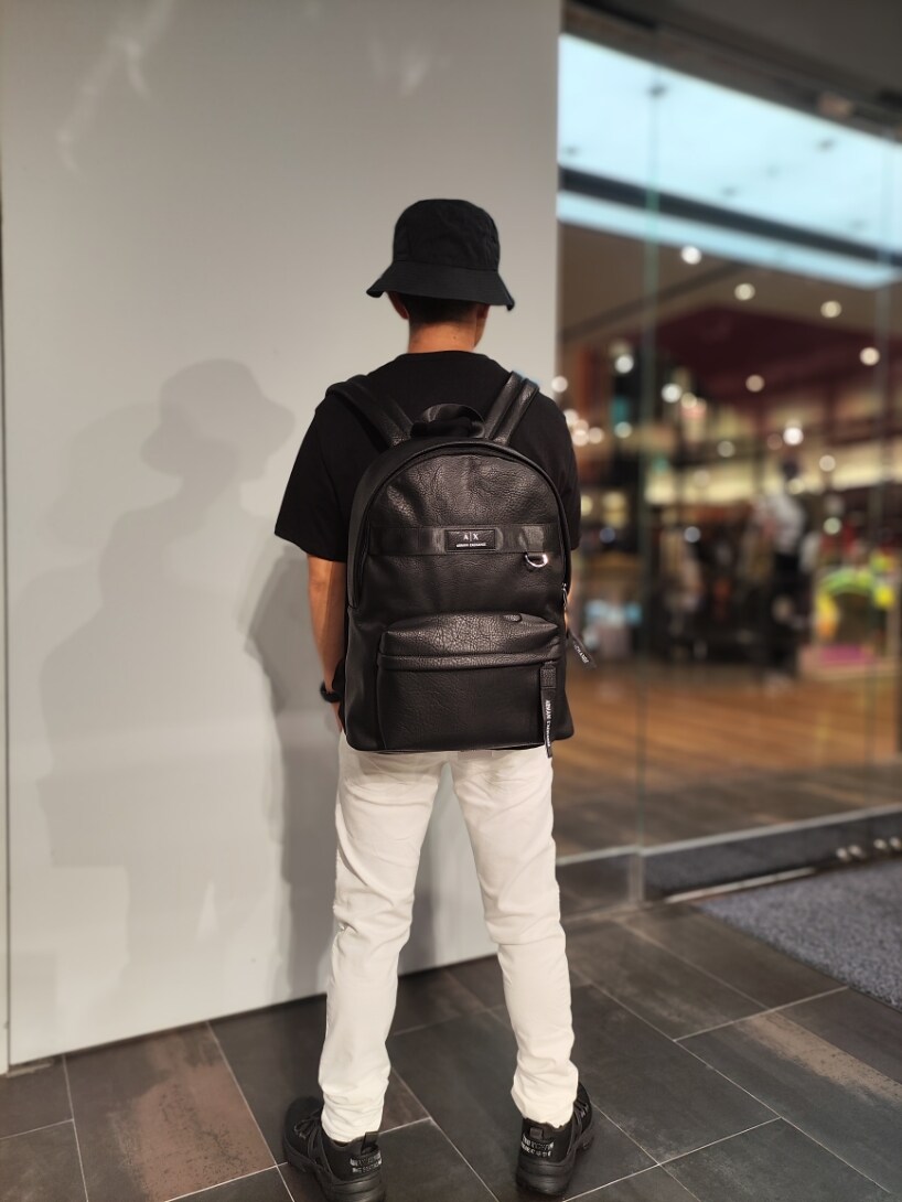 「アルマーニエクスチェンジ、armaniexchange、AXchanger、AXchange、秋服準備はじめました、デニム、バケットハット、スニーカー、ストリート、シンプル、おしゃれさんと繋がりたい、低身長、バックパック、リュック、休日スタイル」｜「ARMANI EXCHANGEの【A|X アルマーニ エクスチェンジ】ロゴ　バケットハット（ハット、ブラック系）」を使った、🇮🇹りょーちん🇮🇹さん（メンズ・160cm）の秋コーディネートの2枚目の写真