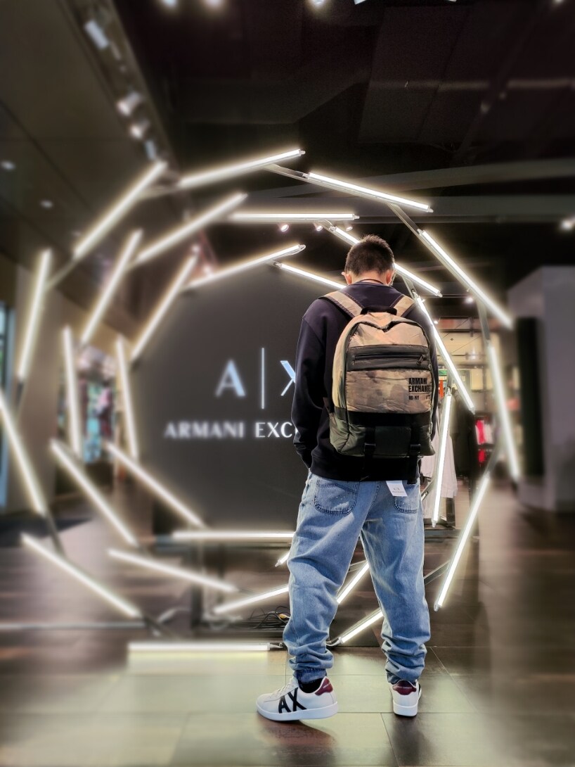「armaniexchange、AXchanger、アルマーニエクスチェンジ、AXchange、ジーンズ、スウェット、スニーカーコーデ、カジュアルコーデ、ラフコーデ、バックパック、大人コーデ、ストリートMIX」｜「ARMANI EXCHANGEの【A|X アルマーニ エクスチェンジ】AXロゴポケット　スウェットプルオーバー（スウェット、ブルー系）」を使った、🇮🇹りょーちん🇮🇹さん（メンズ・160cm）の夏コーディネートの2枚目の写真