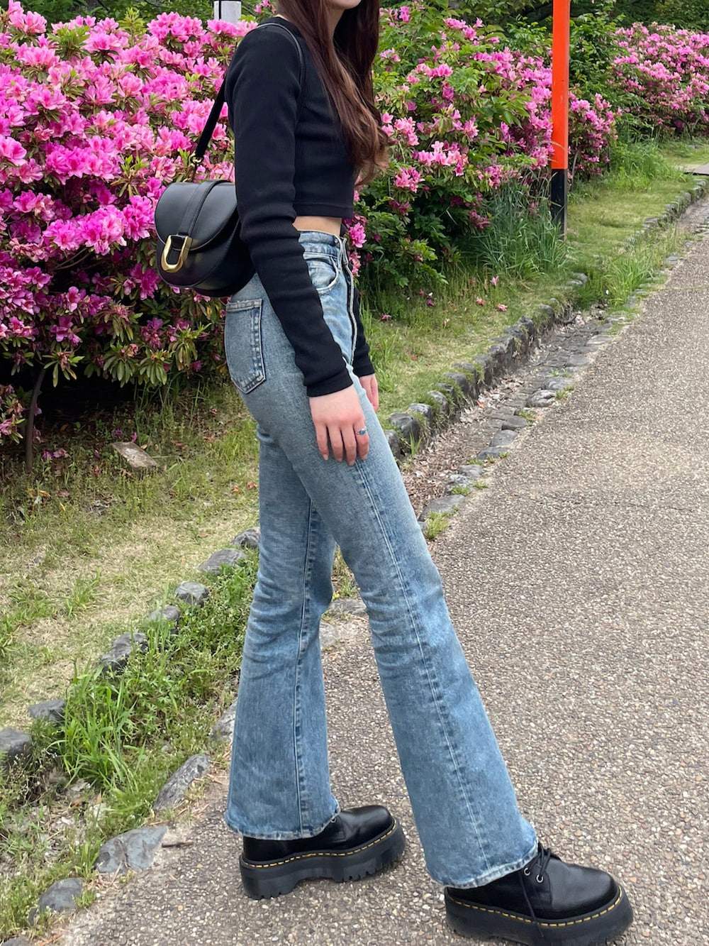 「今日のコーデ、休日スタイル、春夏コーデ、春コーデ、お出かけコーデ日記、京都、パンツスタイル、デニム、シンプルコーデ、ドクターマーチン、moussy、JEANASiS、春服コーデ」｜「JEANASISのリブクロップドLST/266772（Tシャツ/カットソー、ブラック系）」を使った、manaさん（レディース・160cm）の春コーディネートの2枚目の写真