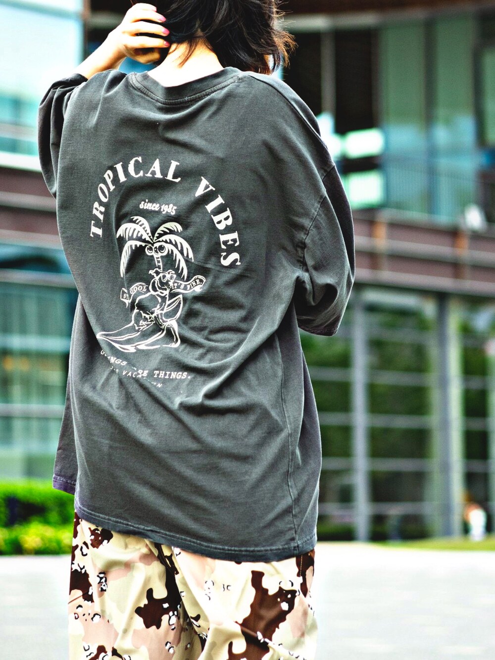 グレー系のTシャツ/カットソー、ブラウン系のその他パンツを着用したレディースの春コーディネートの2枚目の写真