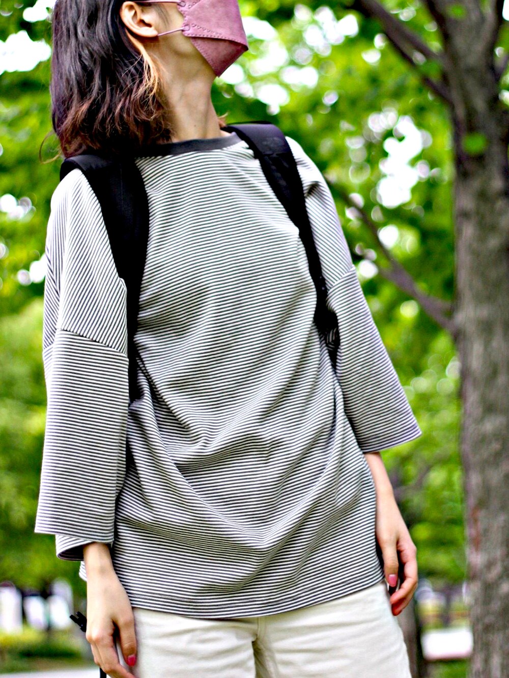 グレー系のTシャツ/カットソーを着用したレディースの春コーディネートの3枚目の写真