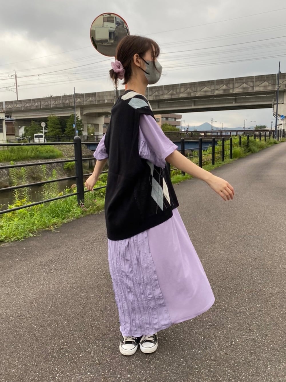 ブラック系のベスト、ブラック系のスニーカーを着用したレディースの夏コーディネートの2枚目の写真