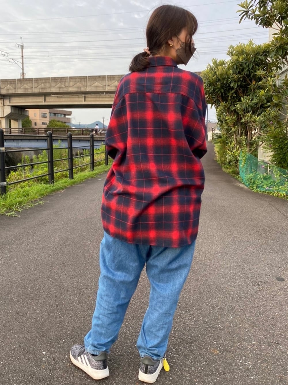 レッド系のシャツ/ブラウスを着用したレディースの夏コーディネートの3枚目の写真