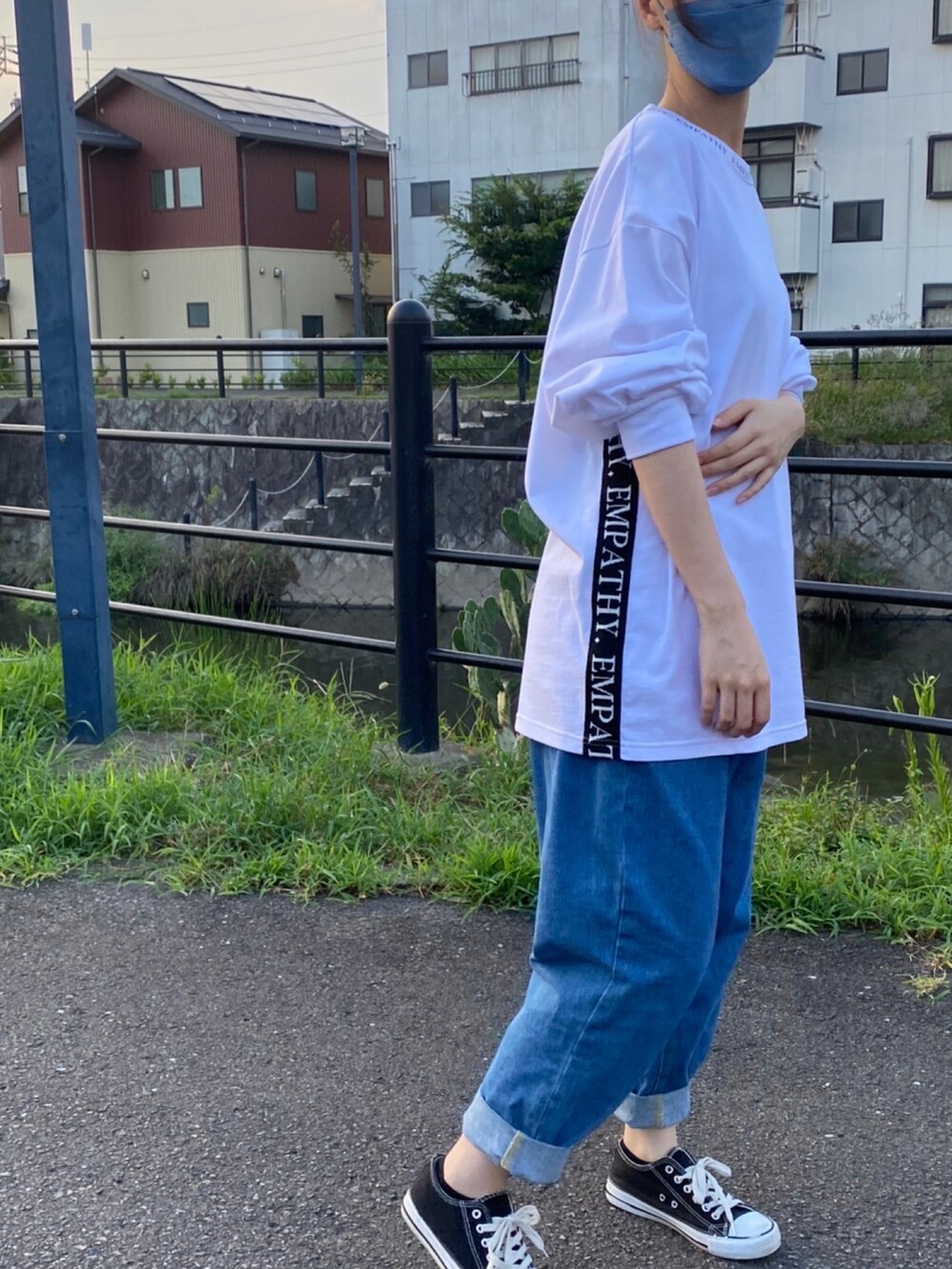 ホワイト系のTシャツ/カットソー、ブラック系のスニーカーを着用したレディースの夏コーディネートの3枚目の写真