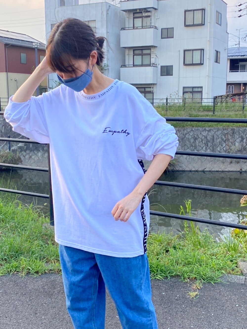 ホワイト系のTシャツ/カットソー、ブラック系のスニーカーを着用したレディースの夏コーディネートの2枚目の写真