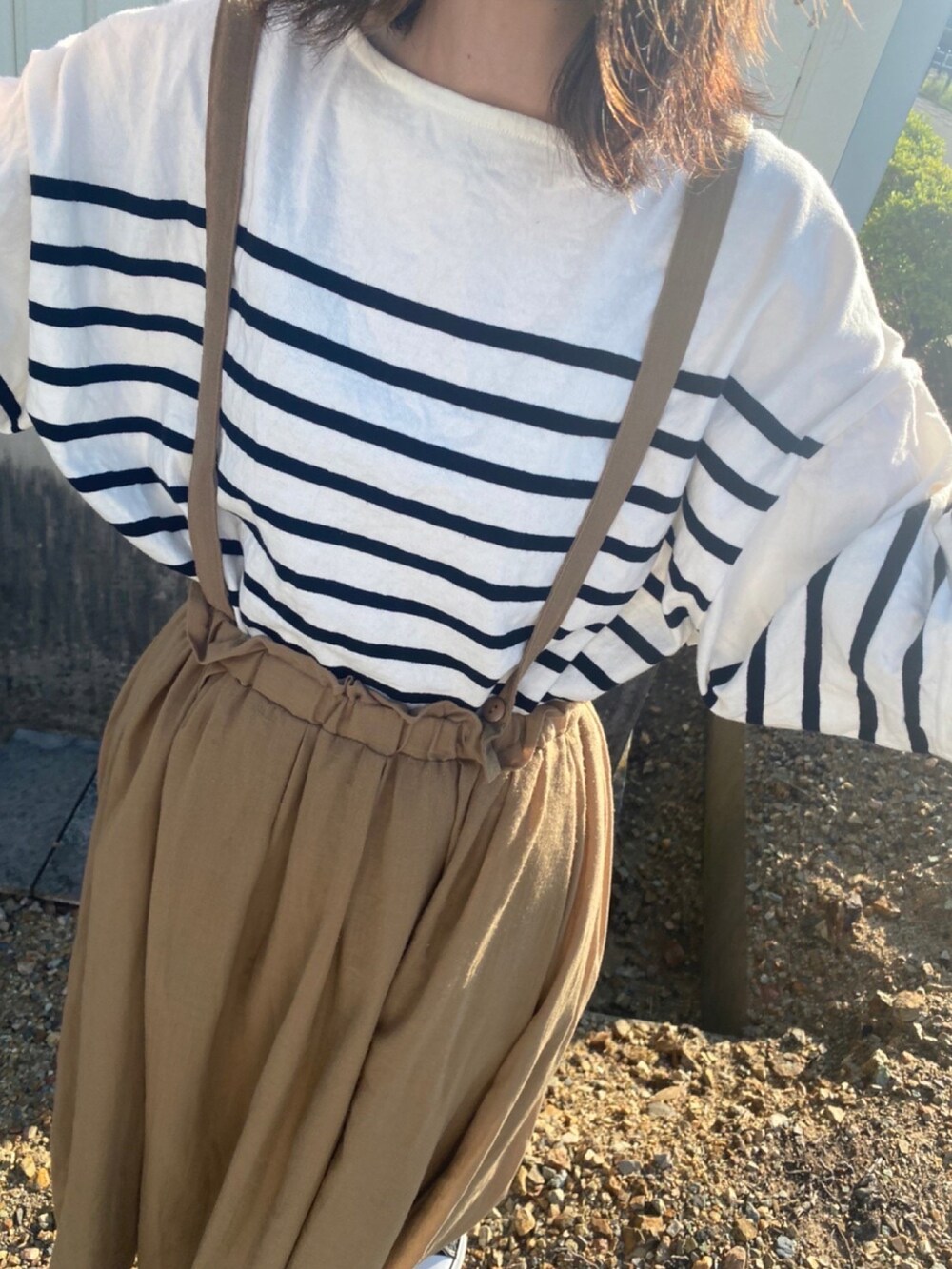 ブラック系のTシャツ/カットソー、ブラック系のスニーカーを着用したレディースの春コーディネートの3枚目の写真