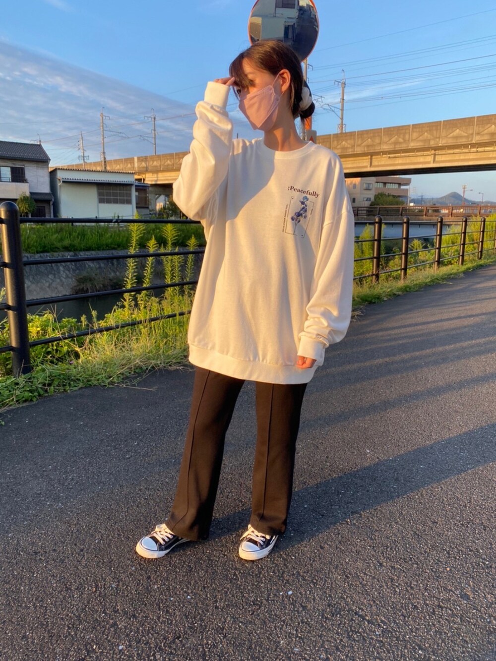 ホワイト系のスウェットを着用したレディースの秋コーディネートの2枚目の写真