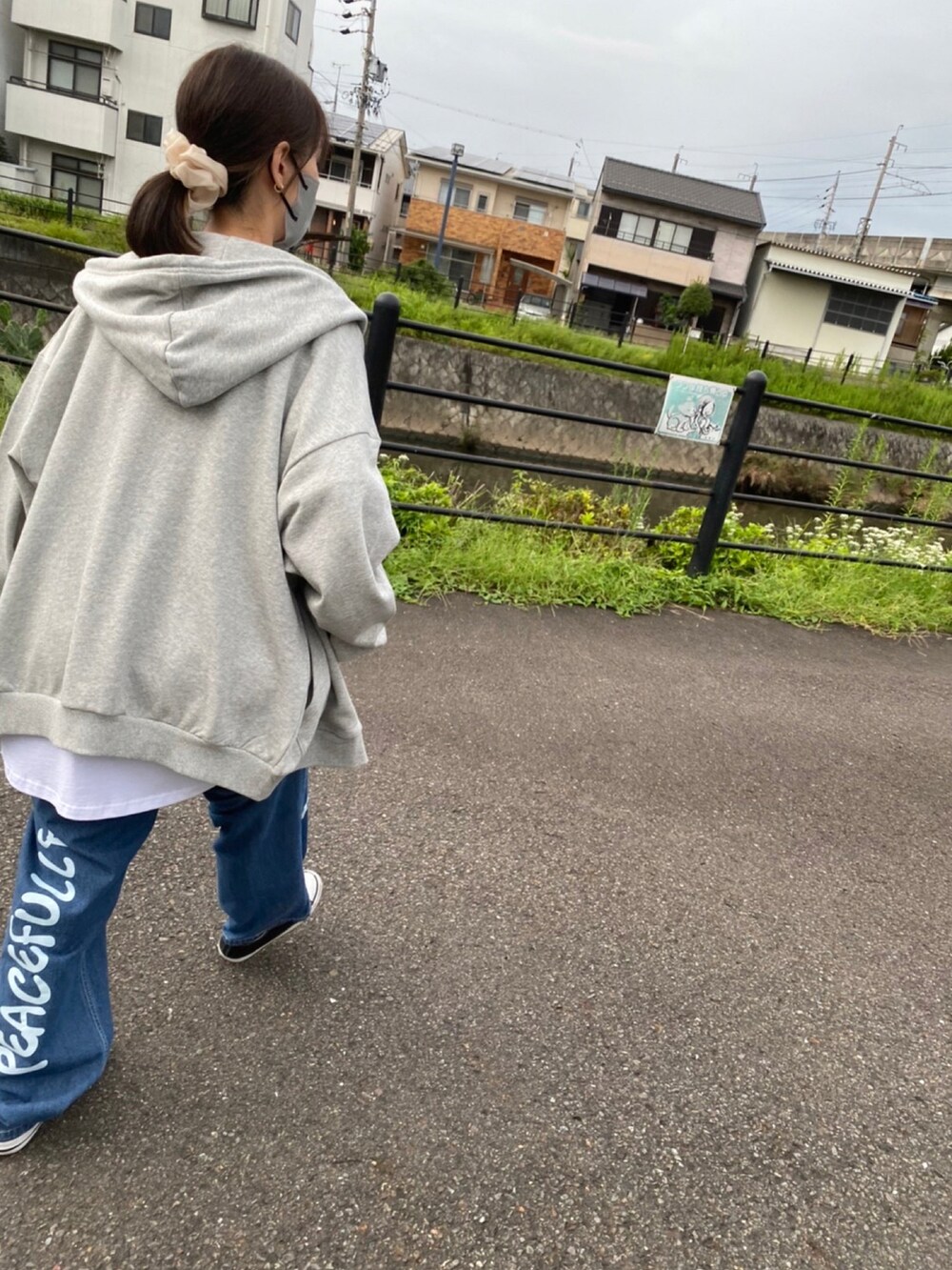 ブラック系のスニーカーを着用したレディースの秋コーディネートの2枚目の写真