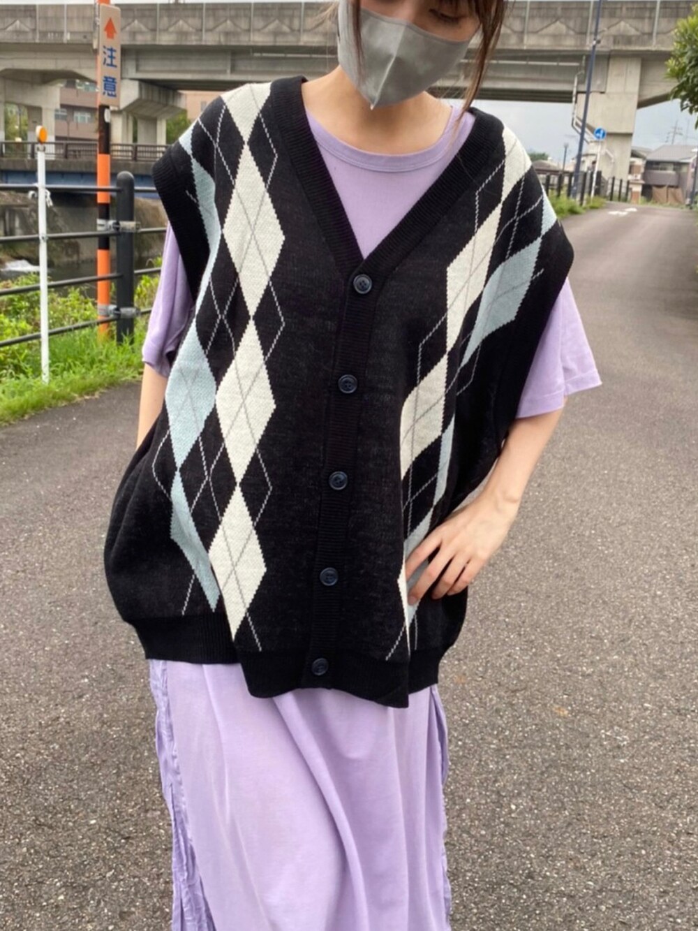 ブラック系のベスト、ブラック系のスニーカーを着用したレディースの夏コーディネートの3枚目の写真