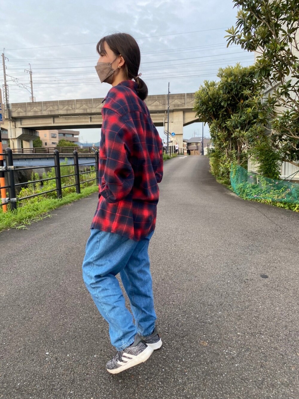 レッド系のシャツ/ブラウスを着用したレディースの夏コーディネートの2枚目の写真