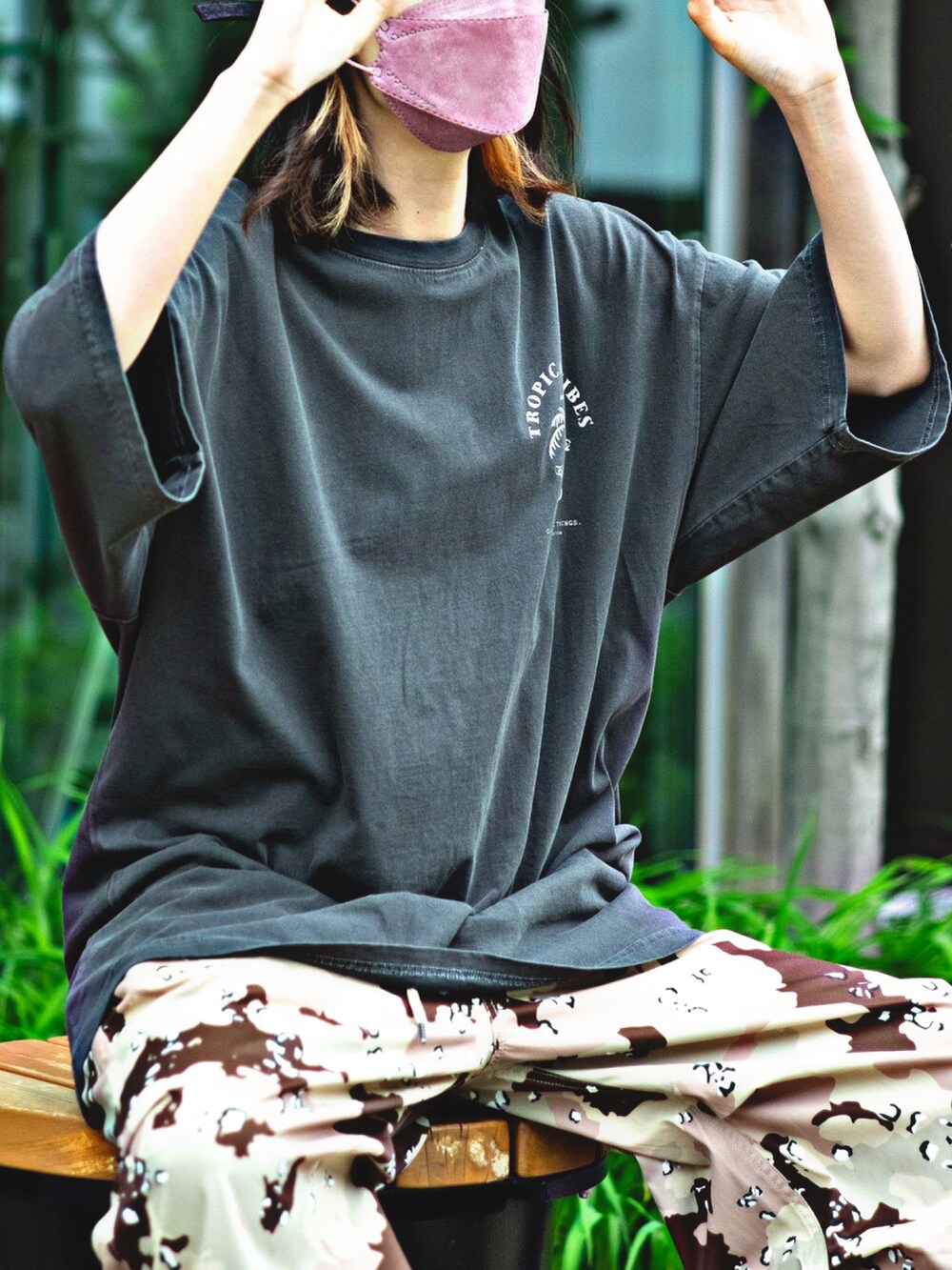 グレー系のTシャツ/カットソー、ブラウン系のその他パンツを着用したレディースの春コーディネートの3枚目の写真