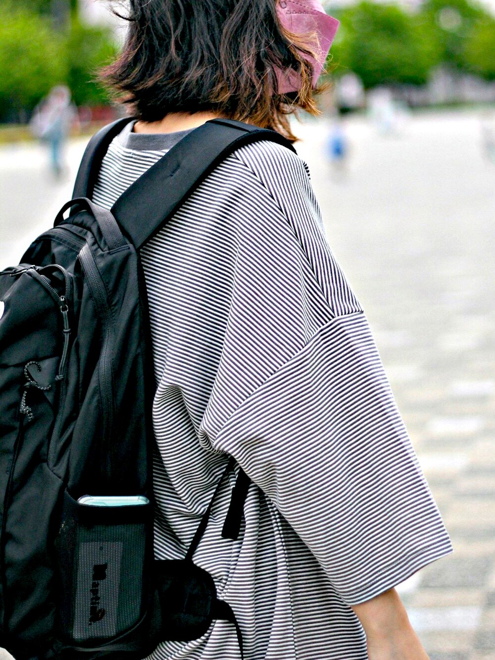 グレー系のTシャツ/カットソーを着用したレディースの春コーディネートの2枚目の写真