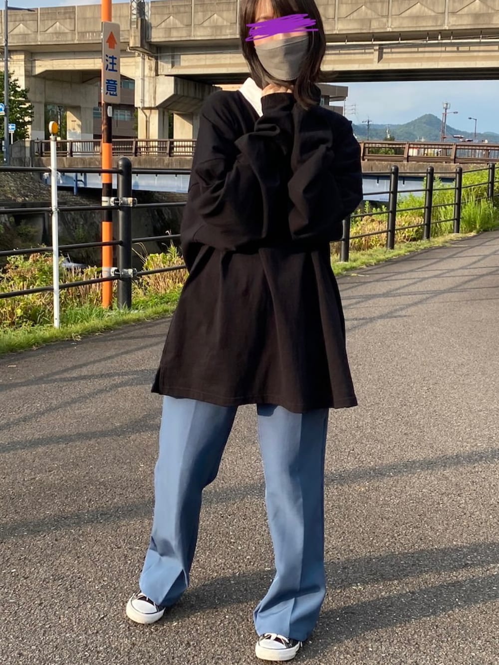 グレー系のスラックスを着用したレディースの夏コーディネートの3枚目の写真