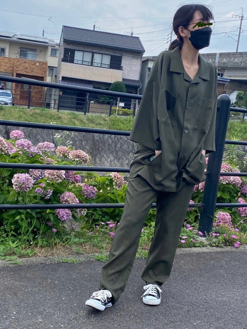 ブラック系のスニーカー、グリーン系のセットアップを着用したレディースの夏コーディネートの2枚目の写真