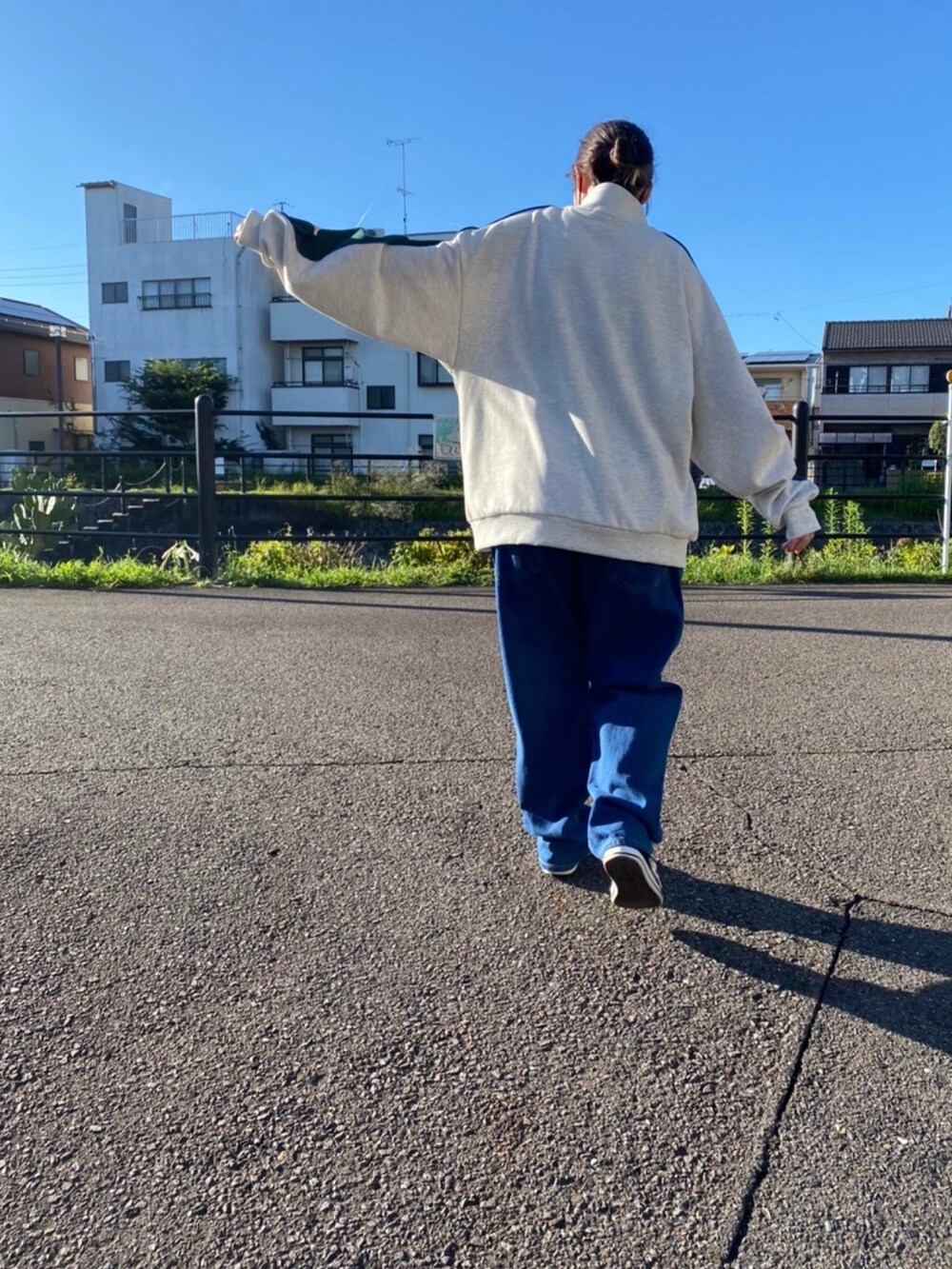 ブラック系のスニーカー、グレー系のスウェットを着用したレディースの夏コーディネートの2枚目の写真