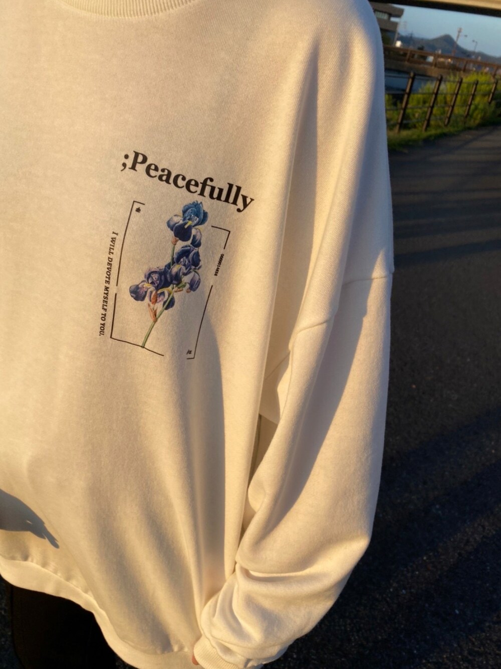 ホワイト系のスウェットを着用したレディースの秋コーディネートの3枚目の写真