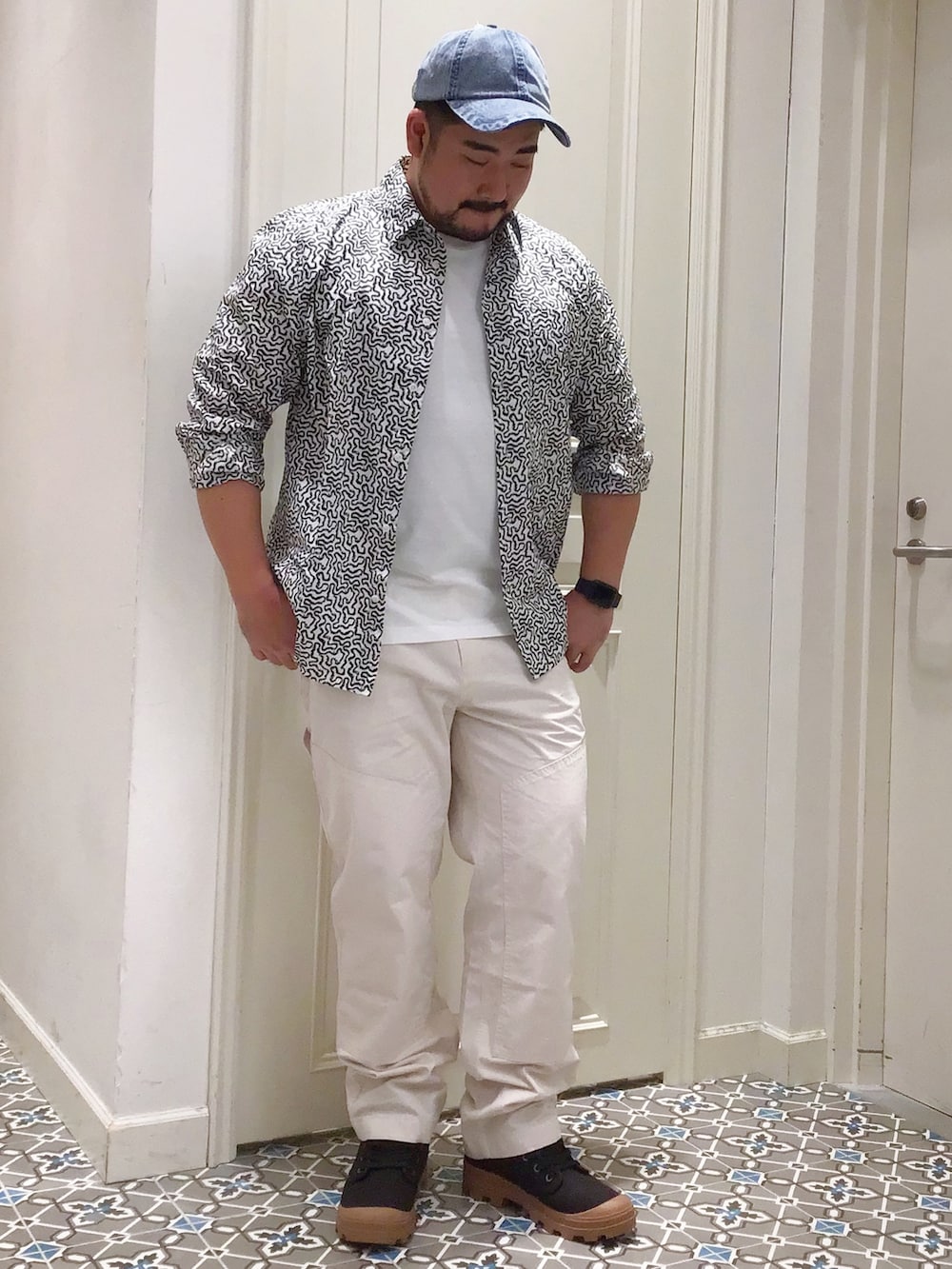 「カーペンターパンツ、カーゴパンツ、柄シャツ、初夏コーデ」｜「AIGLEのプリントロングスリーブポプリンシャツ（シャツ/ブラウス、ホワイト系）」を使った、tezuka08aigleさん（メンズ・173cm）の春コーディネートの2枚目の写真
