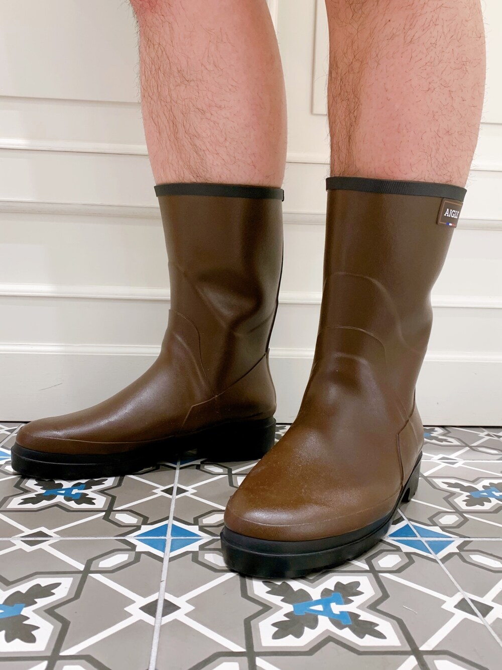 「アウトドアスタイル、雨の日コーデ、レインブーツ、レインコート、ハーフパンツ」｜「AIGLEの透湿防水 アーバンレインコート（レインコート/ポンチョ、ホワイト系）」を使った、tezuka08aigleさん（メンズ・173cm）の春コーディネートの5枚目の写真
