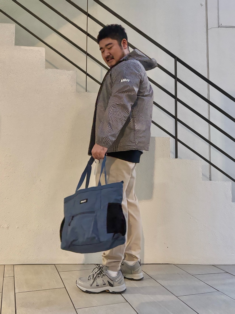 「シャカシャカ、アクティブコーデ、アクティブ」｜「AIGLEのUVカット スウェットパンツ / ジョガーパンツ（スウェットパンツ、ベージュ系）」を使った、tezuka08aigleさん（メンズ・173cm）の冬コーディネートの3枚目の写真