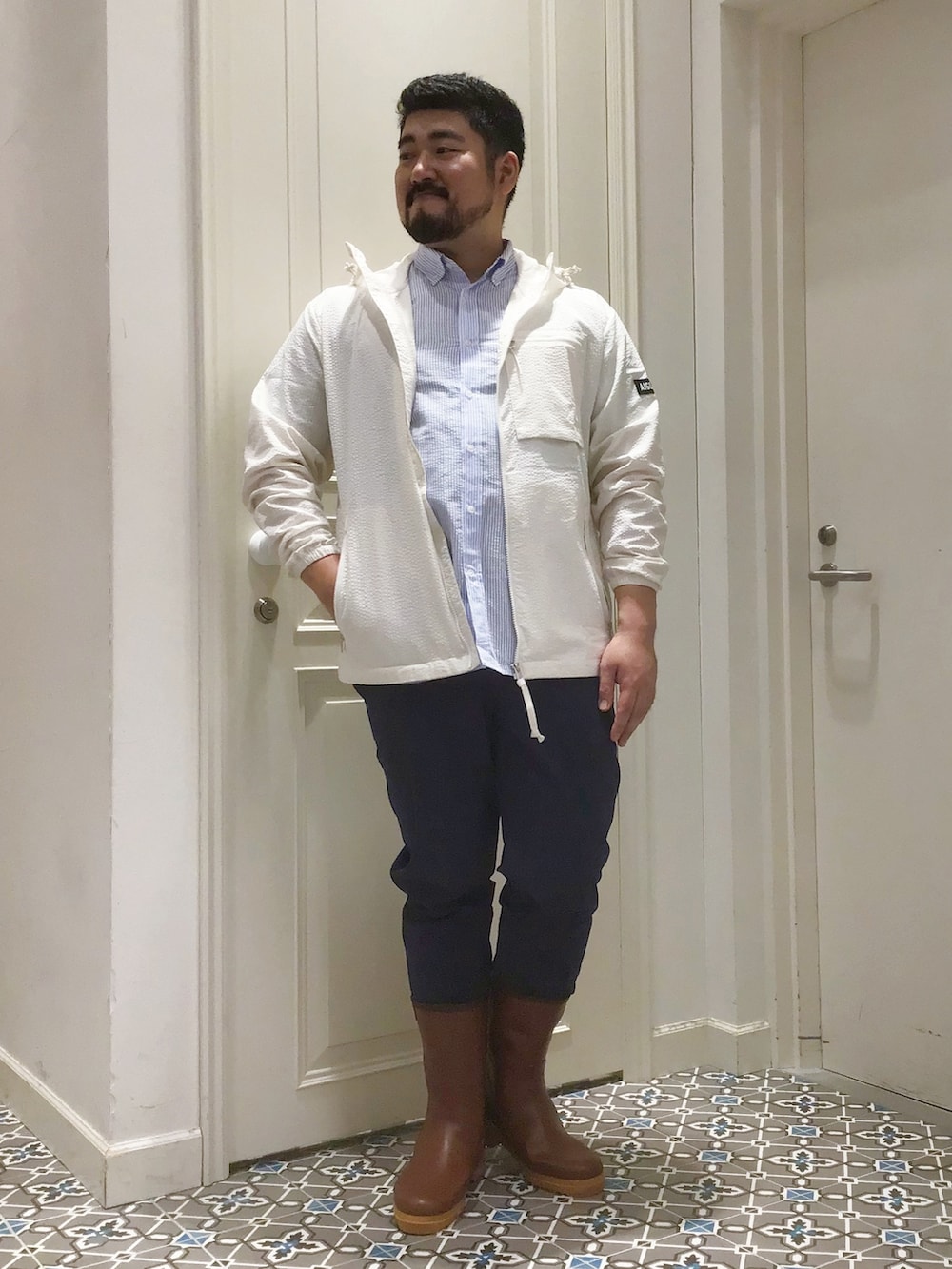 「キャンプ、BBQ、アウトドアスタイル、ラバーブーツ」｜「AIGLEのシアサッカーフーデッドジャケット（マウンテンパーカー、ホワイト系）」を使った、tezuka08aigleさん（メンズ・173cm）の夏コーディネートの2枚目の写真