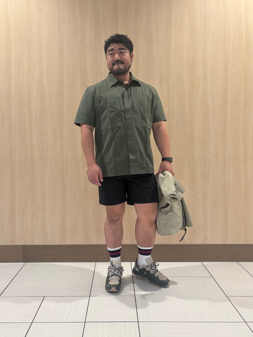 「アウトドアスタイル、半袖シャツ、AIGLE」｜「AIGLEの吸水速乾性 UVカット ショートスリーブシャツ（シャツ/ブラウス、グリーン系）」を使った、tezuka08aigleさん（メンズ・173cm）の春コーディネートの3枚目の写真