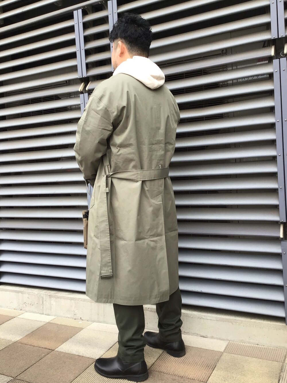 「ステンカラーコート、バルカラーコート、トレンチコート、パーカー、スプリングコート」｜「AIGLEのアイテム（ステンカラーコート、グリーン系）」を使った、tezuka08aigleさん（メンズ・173cm）の春コーディネートの4枚目の写真