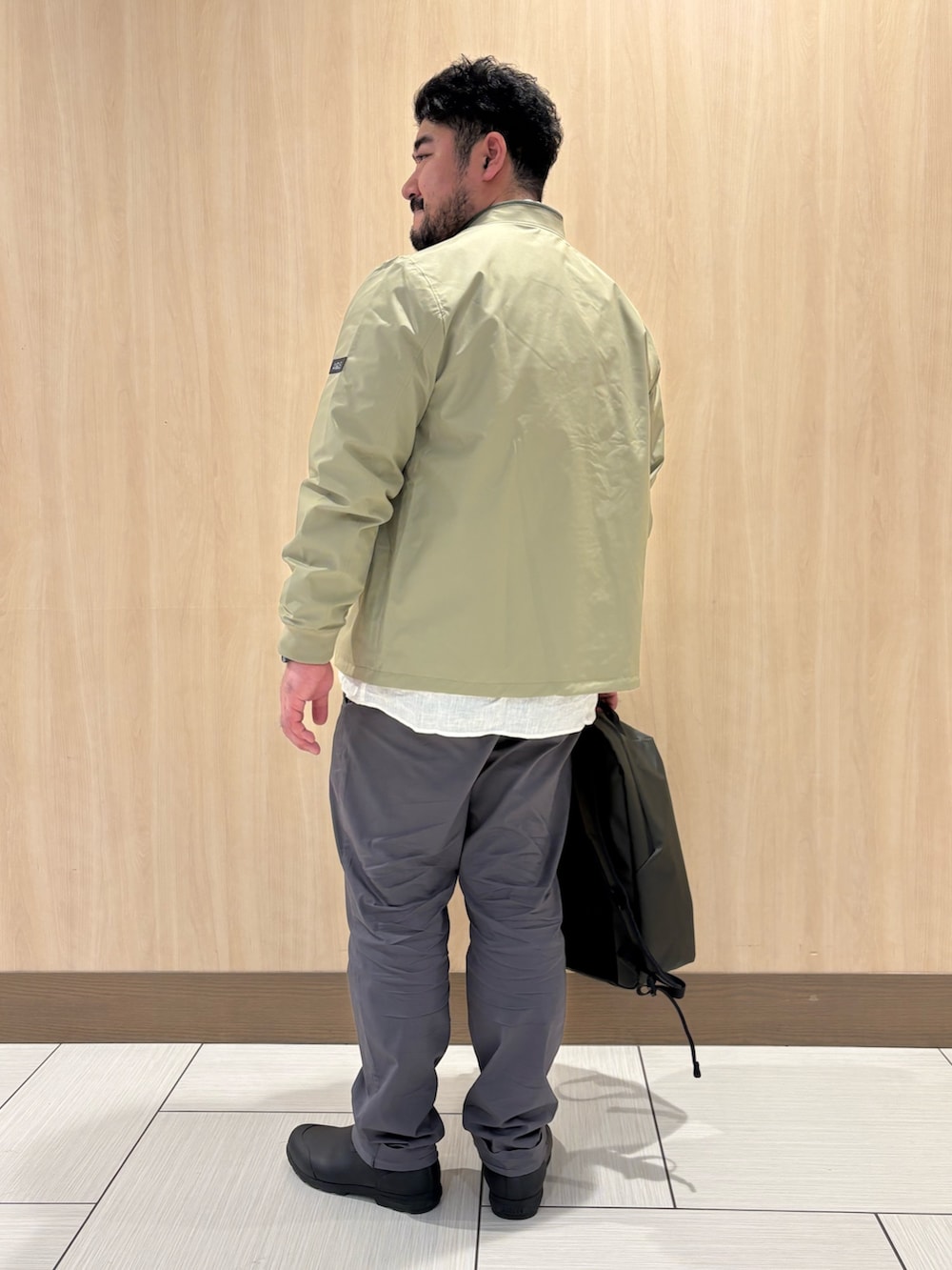 「ボンバージャケット、ウインドストッパー」｜「AIGLEのGORE-TEX WINDSTOPPER ゴアテックス ウインドストッパー(R) 防風 撥水 透湿 MA-1 ブルゾン（ブルゾン、ベージュ系）」を使った、tezuka08aigleさん（メンズ・173cm）の春コーディネートの3枚目の写真