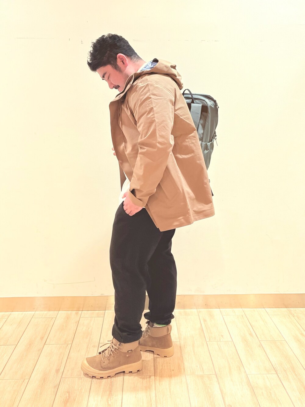 「ビジネスカジュアル、春コーデ」｜「AIGLEのアイテム（ポロシャツ、ベージュ系）」を使った、tezuka08aigleさん（メンズ・173cm）の冬コーディネートの2枚目の写真