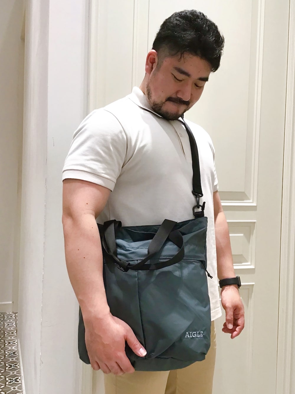 「シンプルコーデ、トートバッグ、ポロシャツコーデ、ローファー、ビジネスカジュアル」｜「AIGLEのMIJ クールマックス AIGLE 半袖ポロシャツ（ポロシャツ、ホワイト系）」を使った、tezuka08aigleさん（メンズ・173cm）の夏コーディネートの3枚目の写真