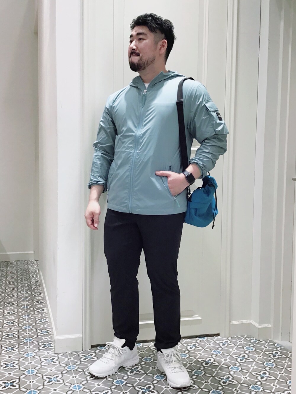 「淡色コーデ、アウトドアスタイル、休日スタイル、白Tシャツ」｜「AIGLEのアイテム（ショルダーバッグ、ブルー系）」を使った、tezuka08aigleさん（メンズ・173cm）の春コーディネートの3枚目の写真